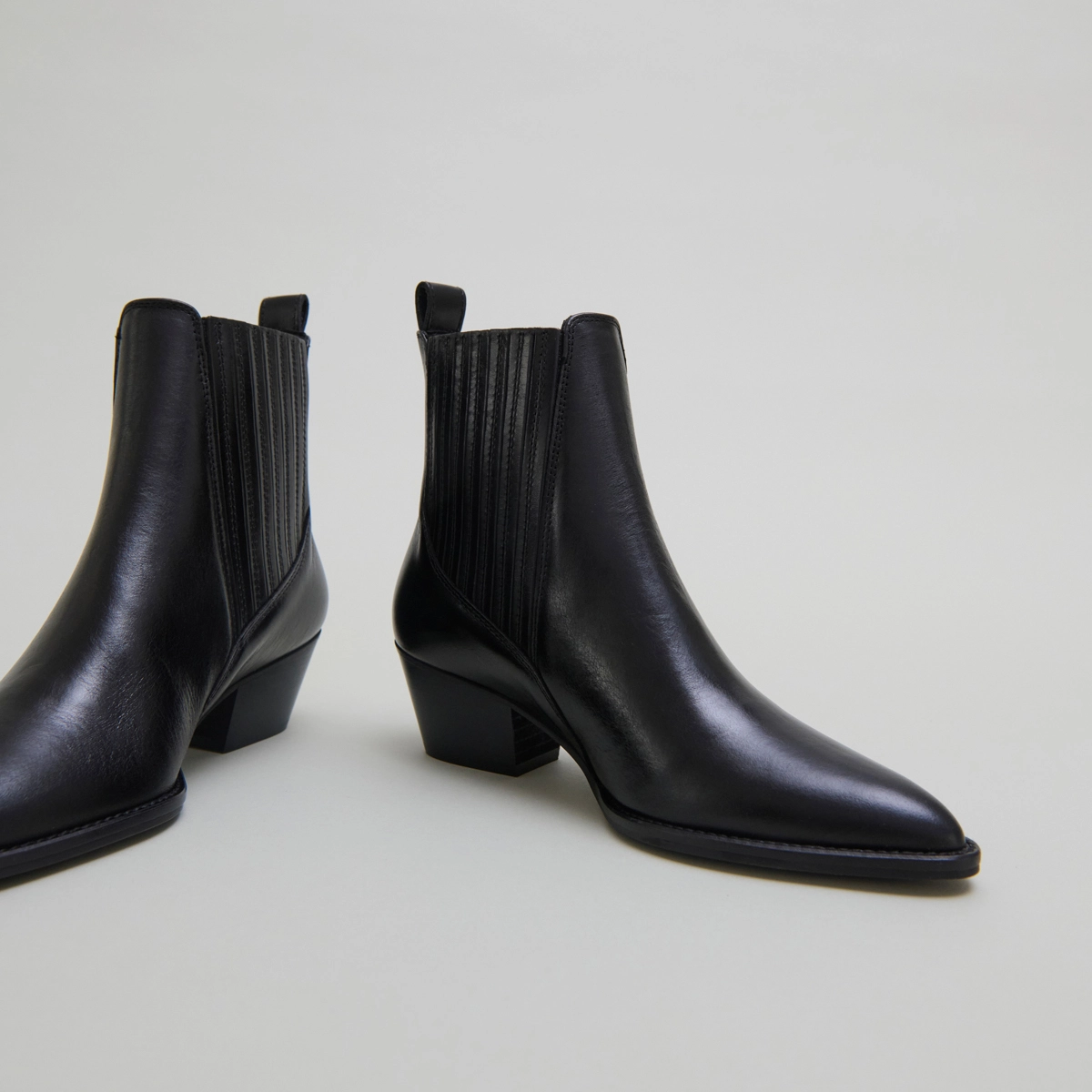 Lowboots with small beveled heels and elastics in black leather | BAILEY