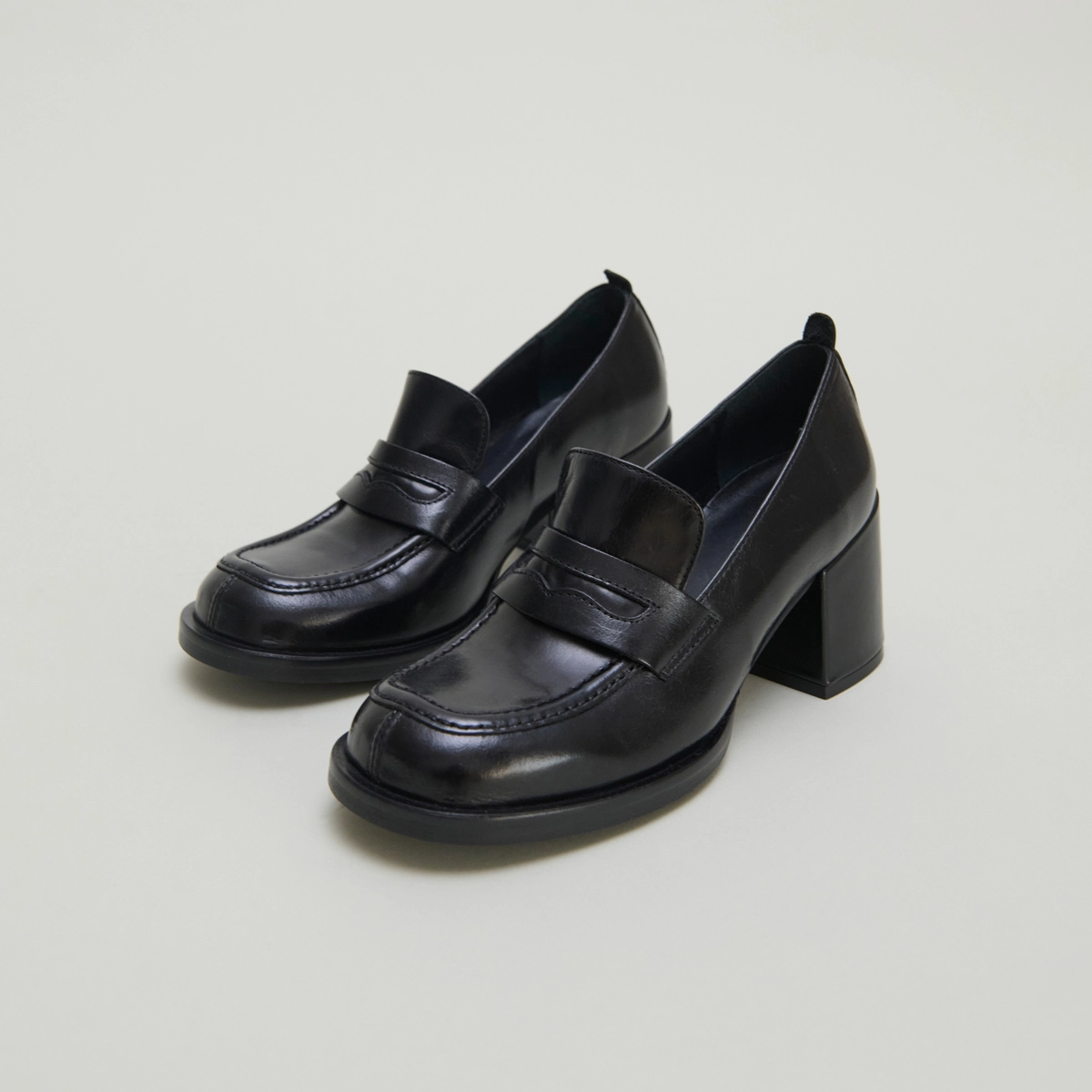 College loafers with heels in black leather | BICHE
