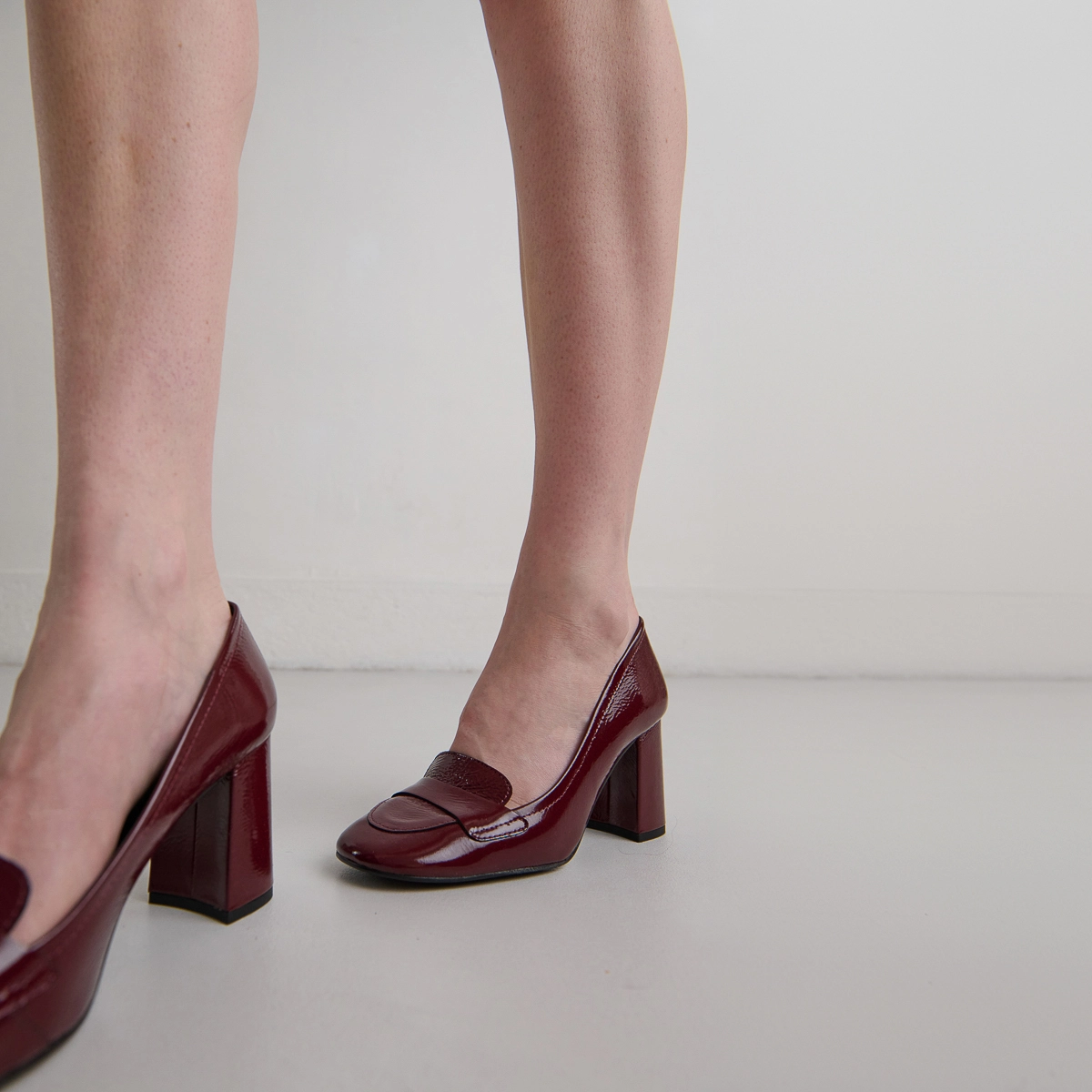 Heeled loafers with square toe in burgundy pleated patent | BISE