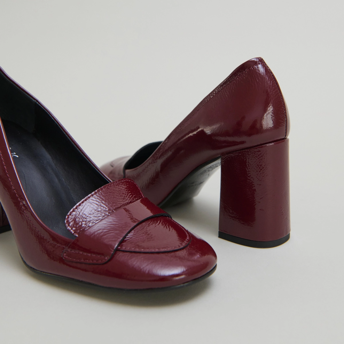 Heeled loafers with square toe in burgundy pleated patent | BISE