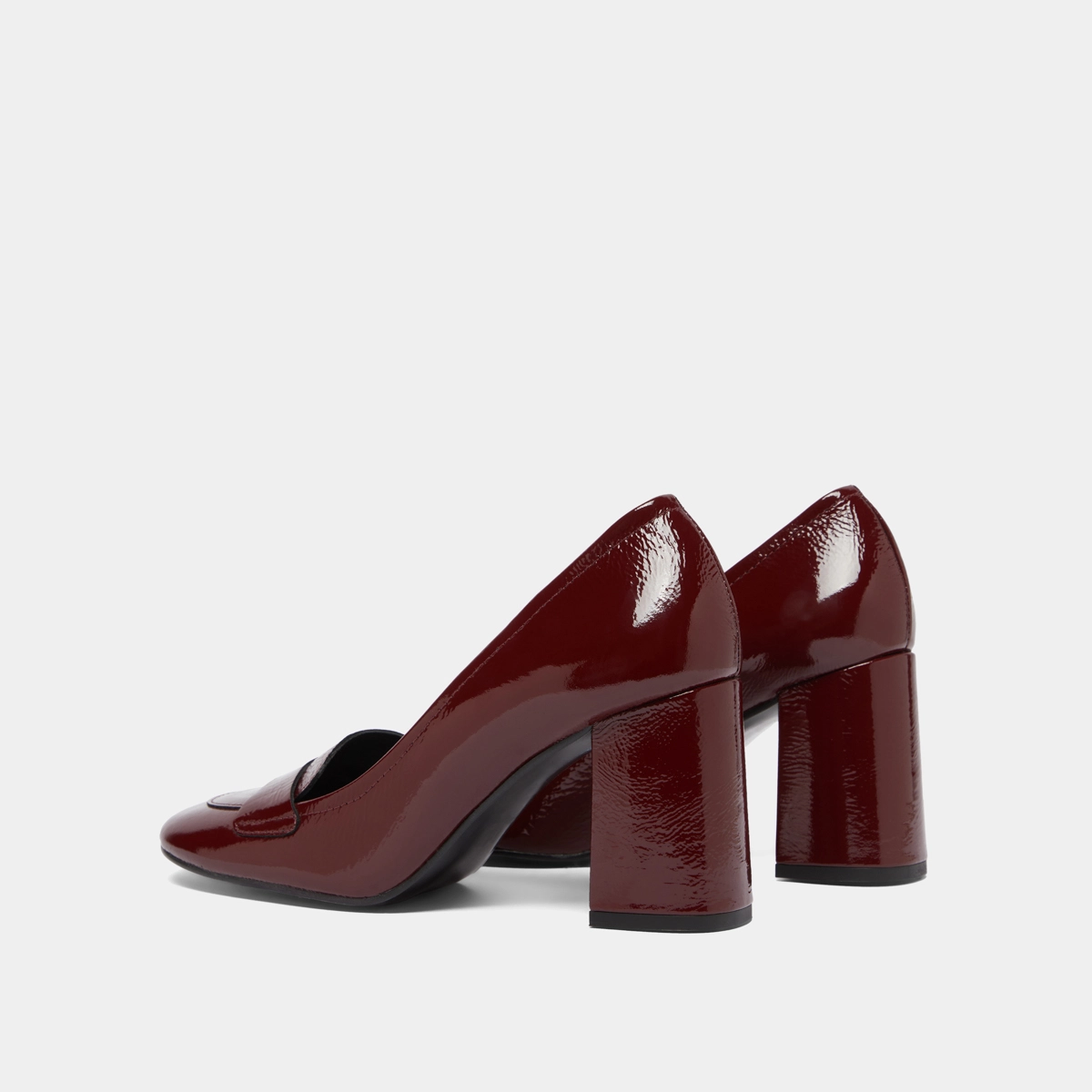 Heeled loafers with square toe in burgundy pleated patent | BISE