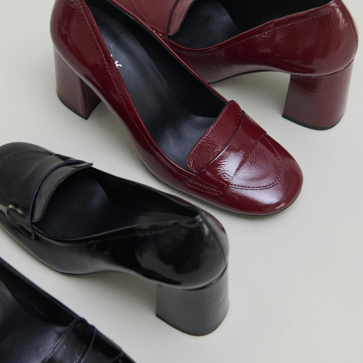 Heeled loafers with square toe in burgundy pleated patent | BISE