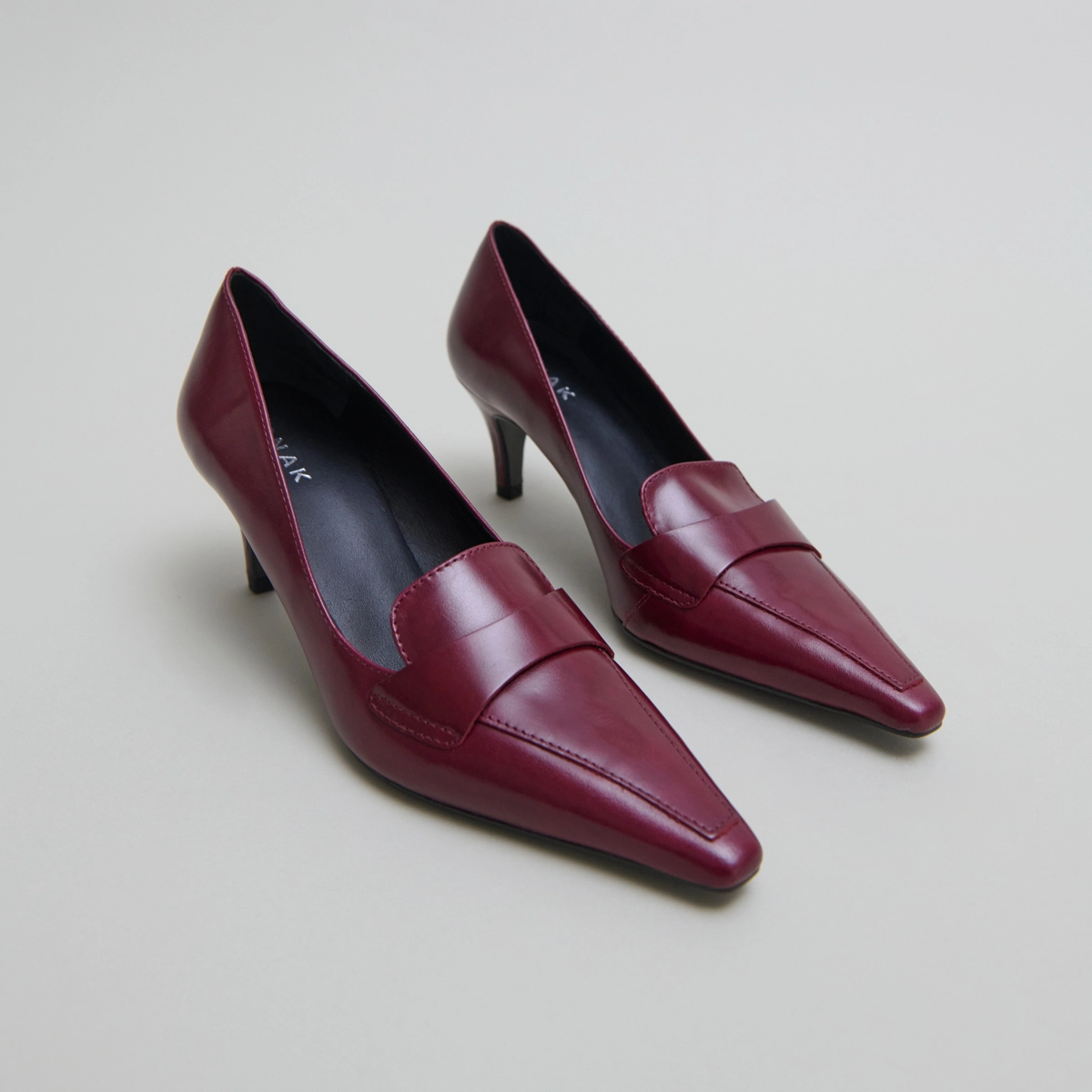 Pumps with wide slit on top in burgundy leather | BLONDIE