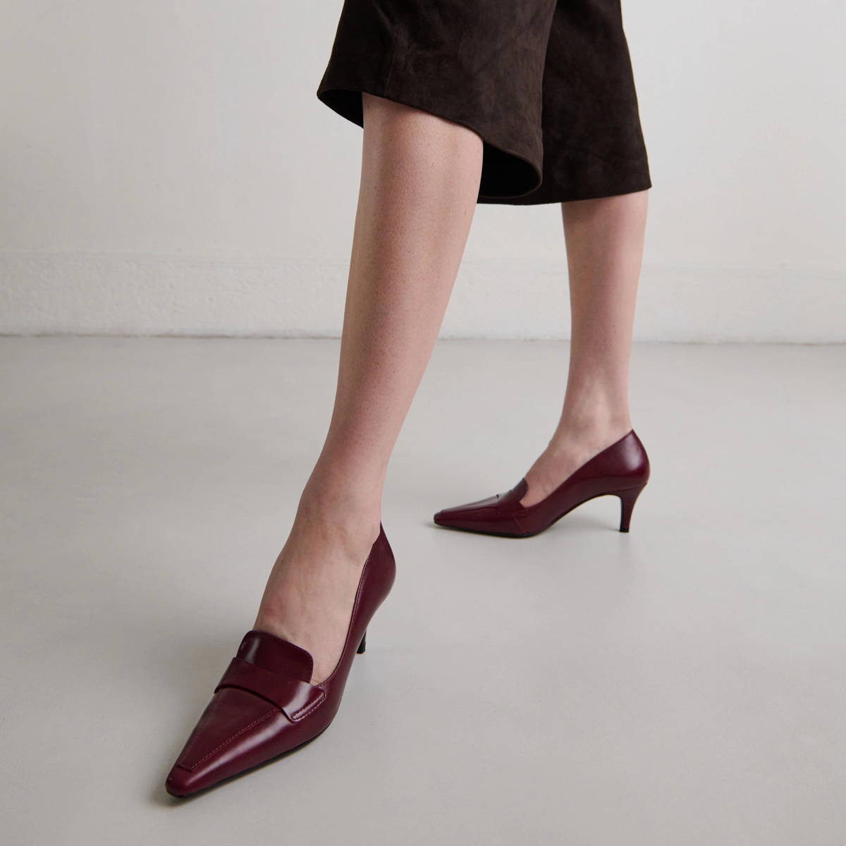 Pumps with wide slit on top in burgundy leather | BLONDIE