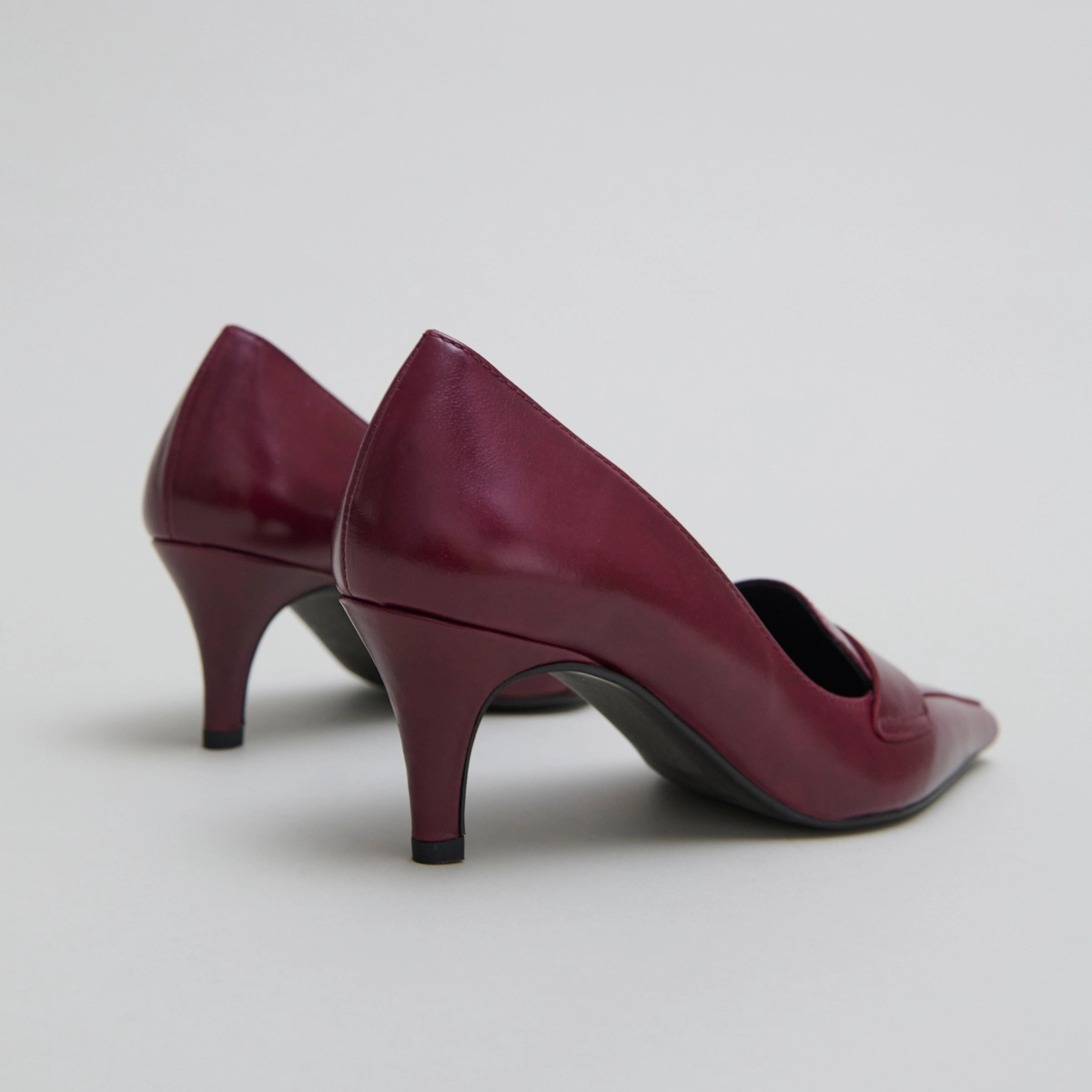 Pumps with wide slit on top in burgundy leather | BLONDIE