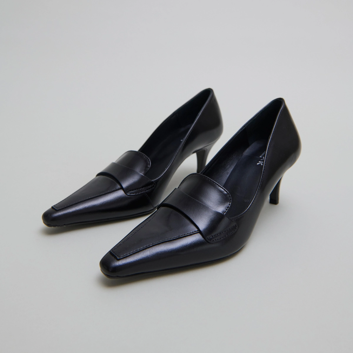 Pumps with wide slit on top in black leather | BLONDIE