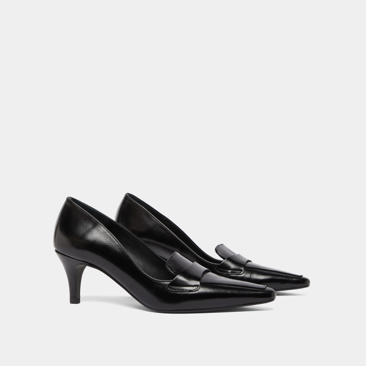 Pumps with wide slit on top in black leather | BLONDIE