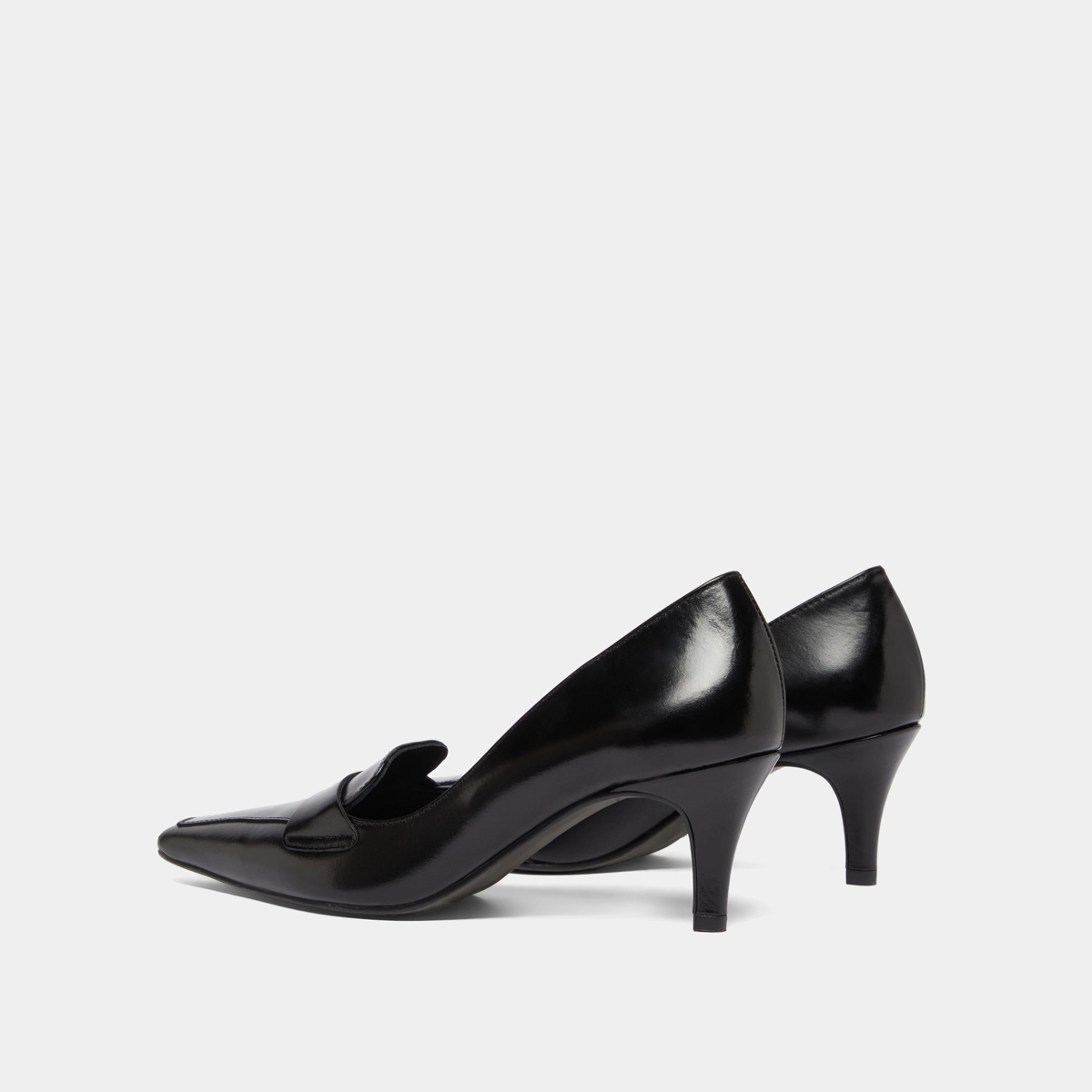 Pumps with wide slit on top in black leather | BLONDIE