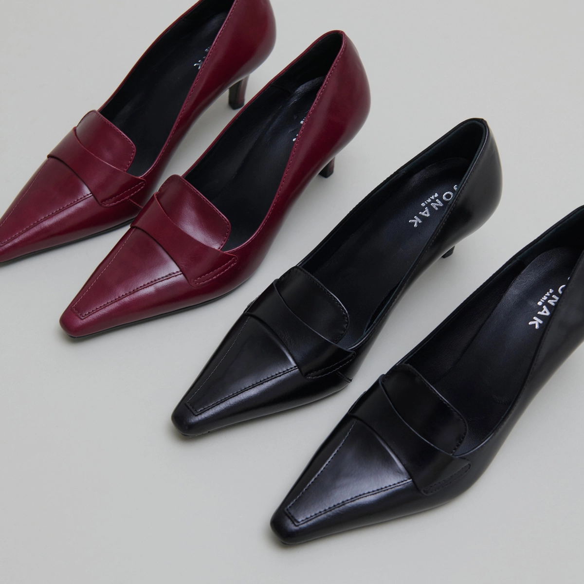 Pumps with wide slit on top in black leather | BLONDIE