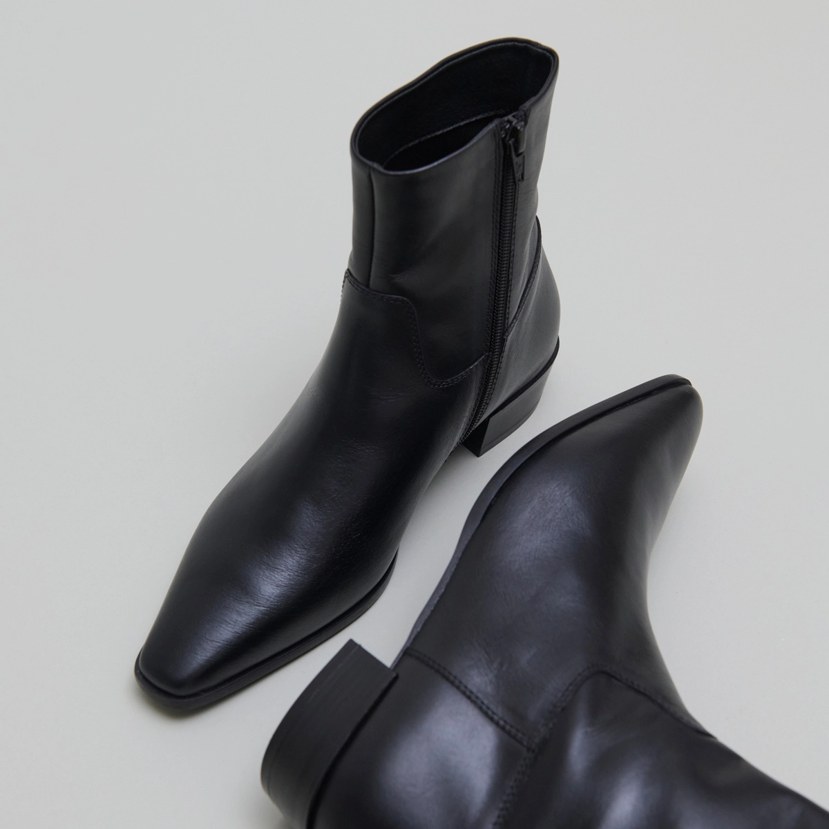 Pointed-toe lowboots in black leather | PACHA