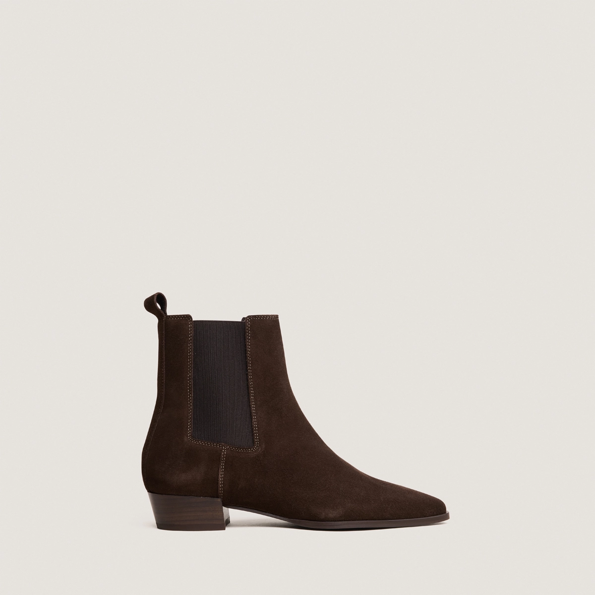 Boots with slight beveled heels and pointed toes in dark brown suede | PAPAYE