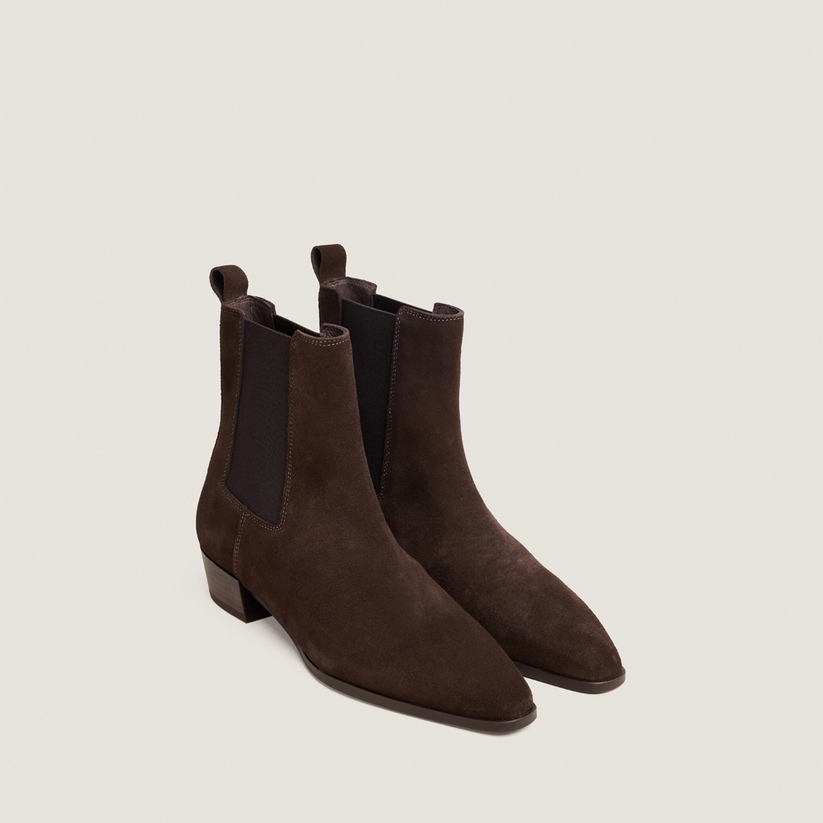 Boots with slight beveled heels and pointed toes in dark brown suede | PAPAYE
