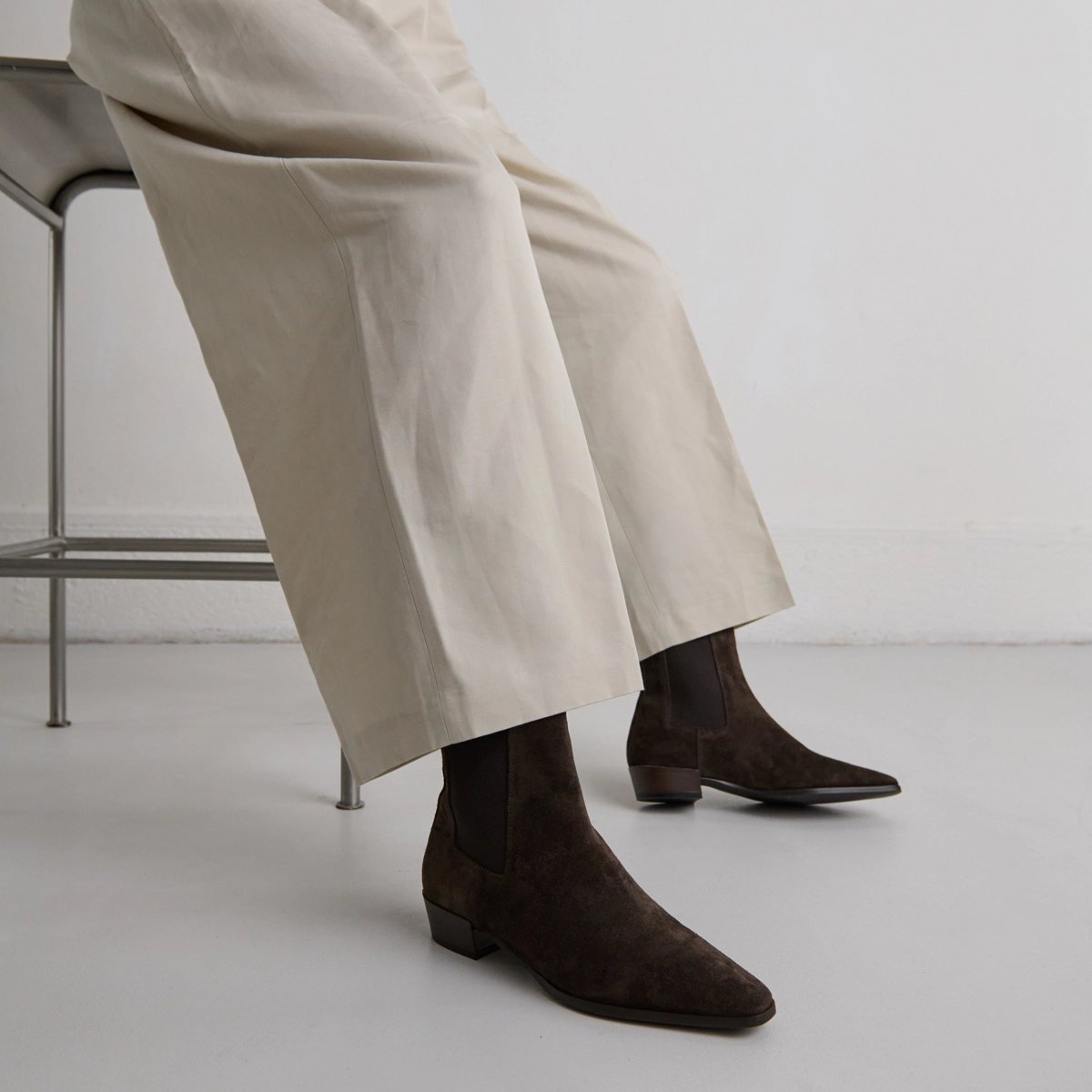 Boots with slight beveled heels and pointed toes in dark brown suede | PAPAYE