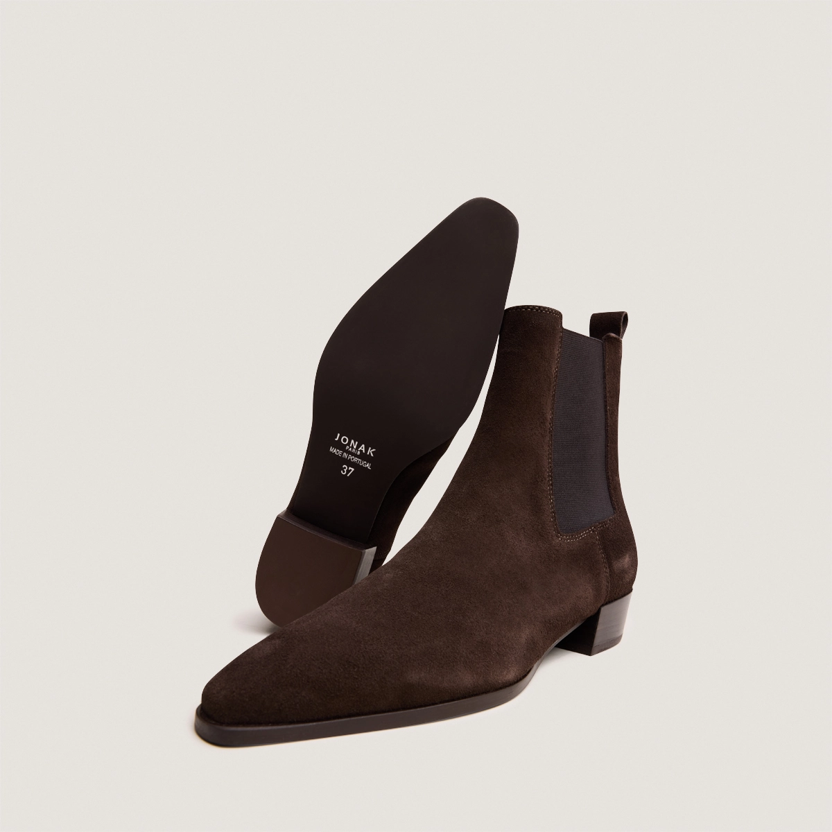 Boots with slight beveled heels and pointed toes in dark brown suede | PAPAYE
