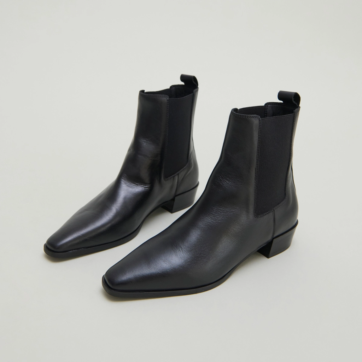 Boots with slight beveled heels and pointed toes in black leather | PAPAYE