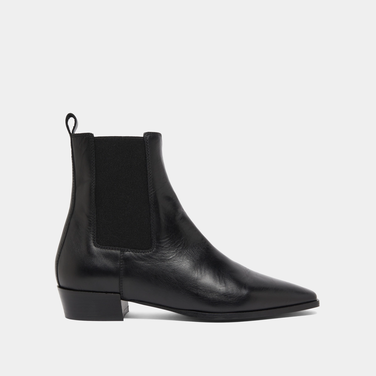 Boots with slight beveled heels and pointed toes in black leather | PAPAYE