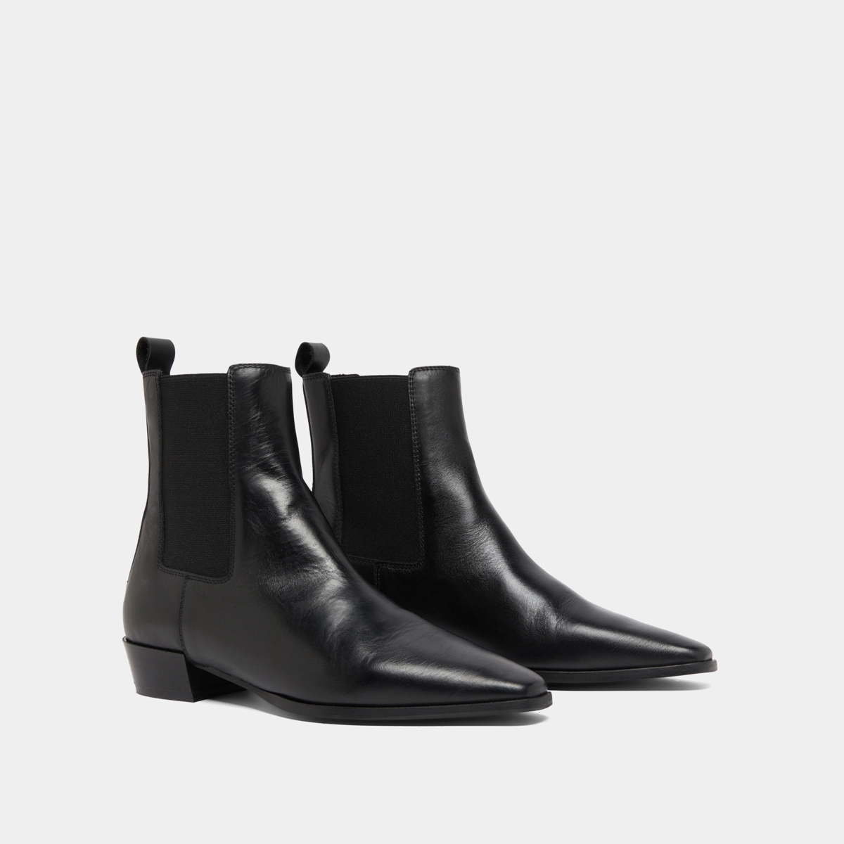 Boots with slight beveled heels and pointed toes in black leather | PAPAYE