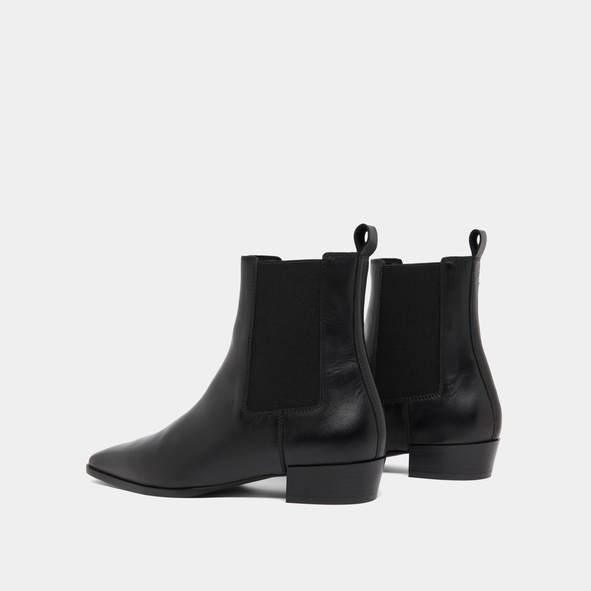 Boots with slight beveled heels and pointed toes in black leather | PAPAYE