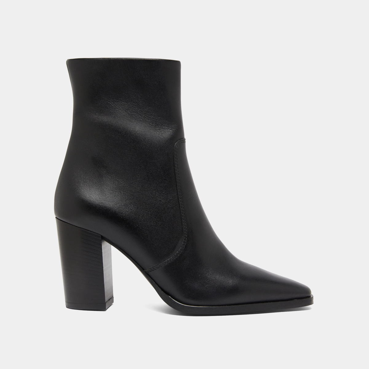 Pointed toe ankle boots in black leather | PAM