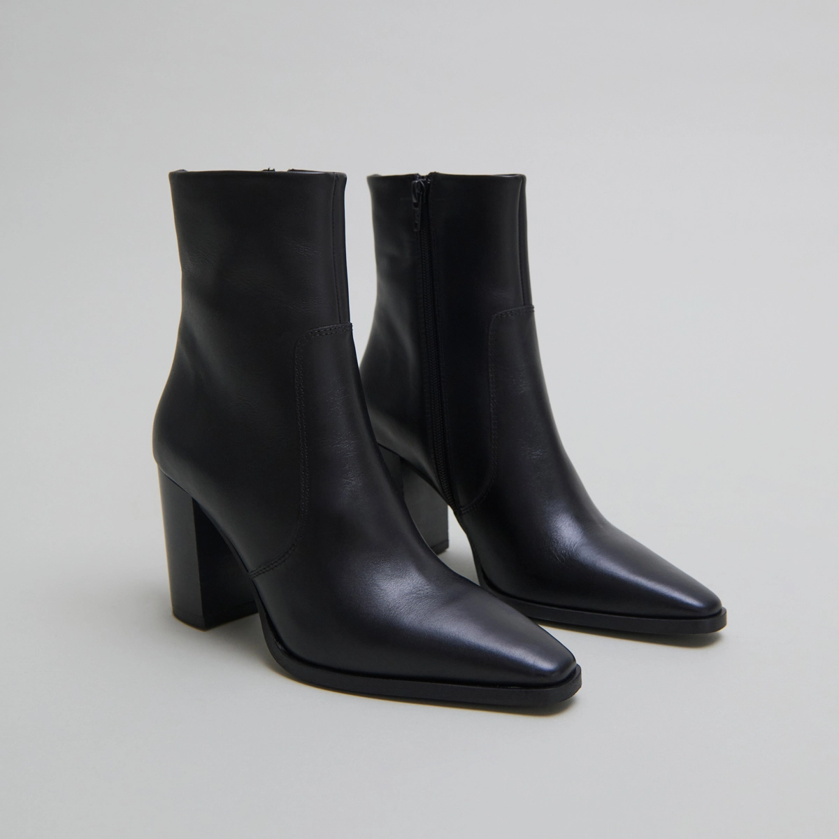 Pointed toe ankle boots in black leather | PAM