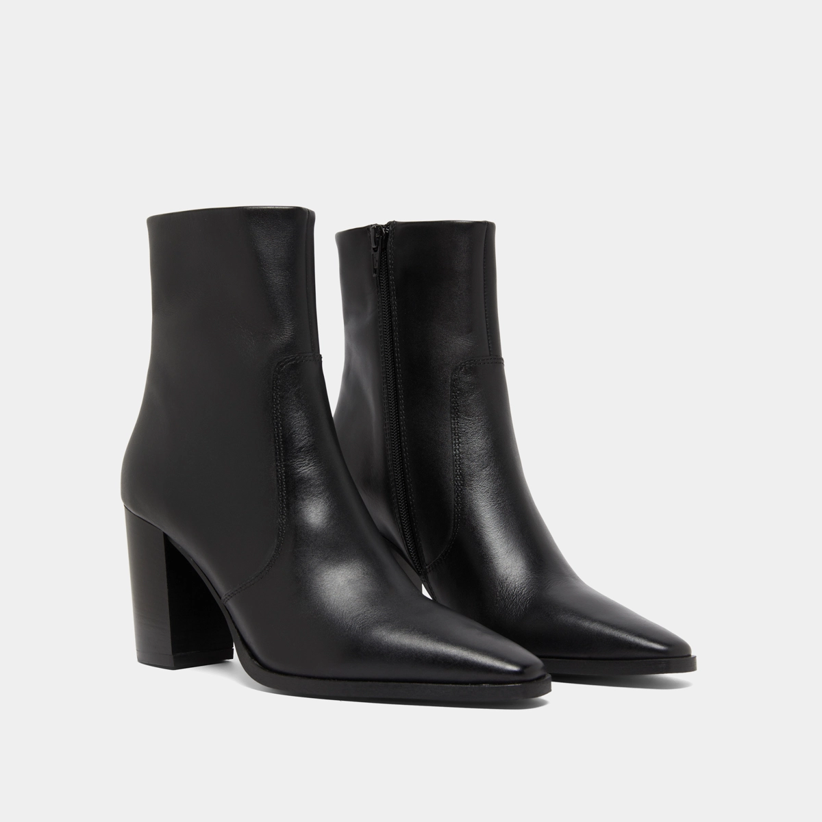 Pointed toe ankle boots in black leather | PAM