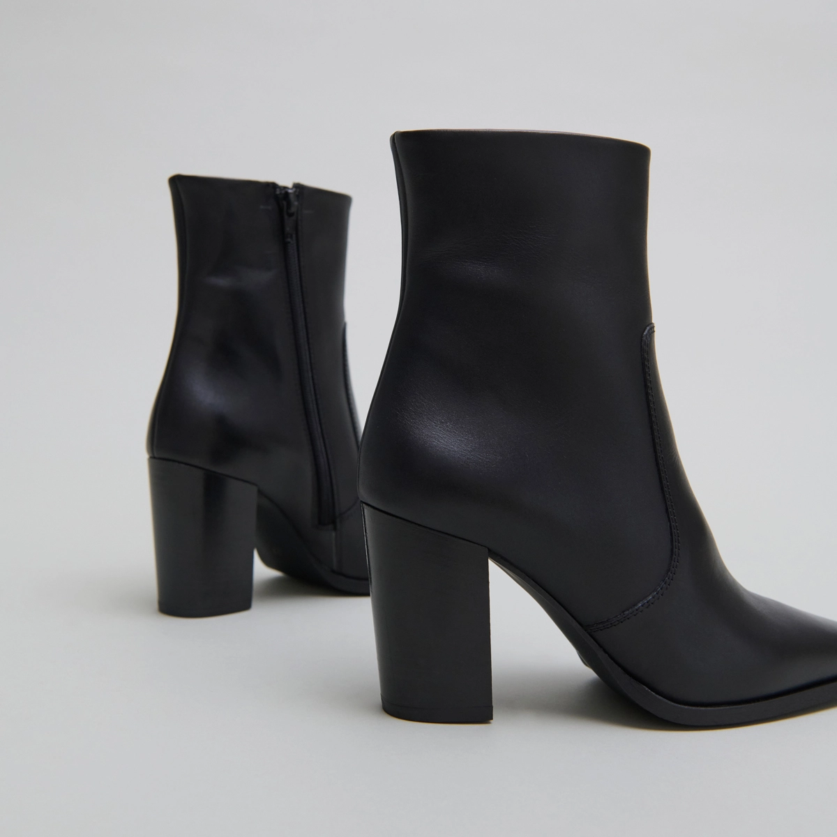 Pointed toe ankle boots in black leather | PAM
