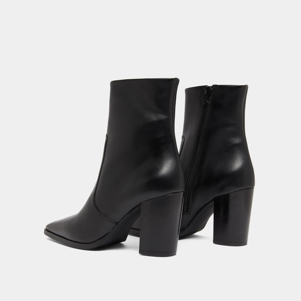 Pointed toe ankle boots in black leather | PAM