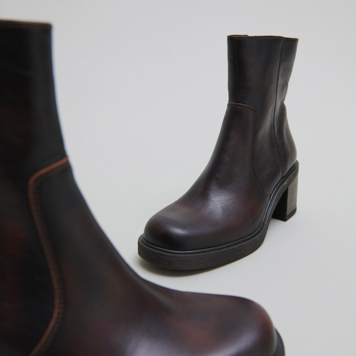 Lowboots with heels in brown patinated leather | PANDA