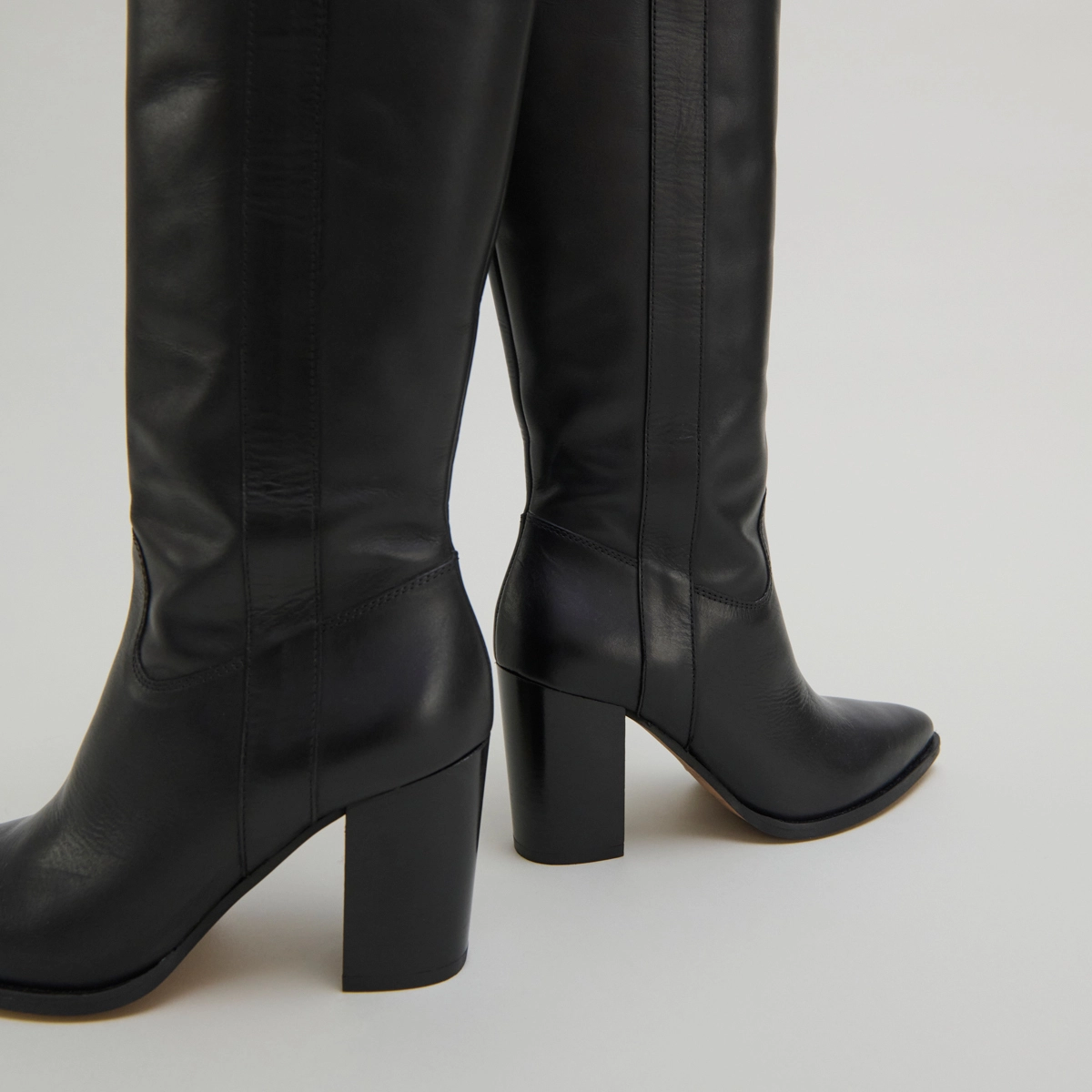 Boots with high heels and pointed toes in black leather | PECHE