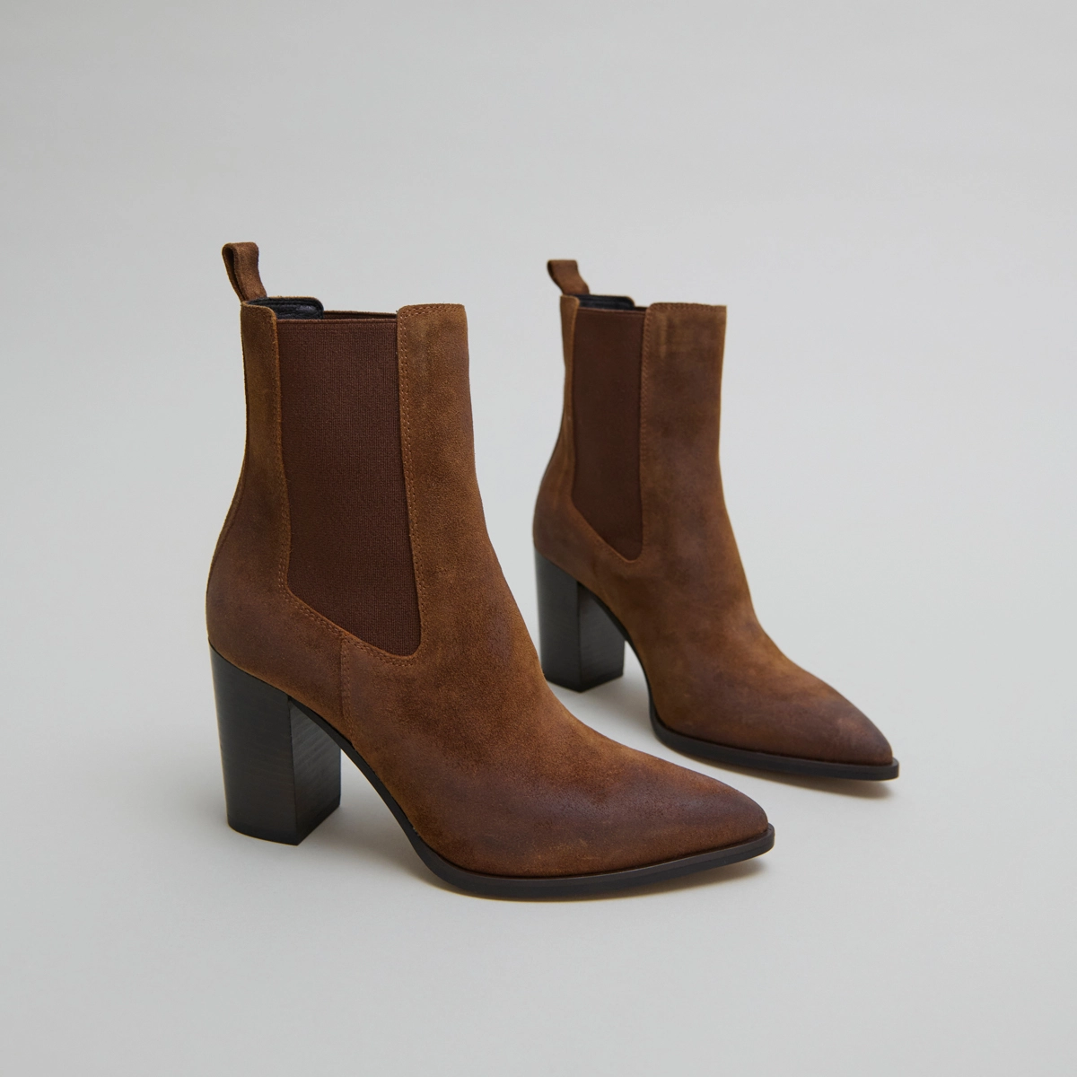 Heeled ankle boots with elastics in cognac laminated suede | PEPITA