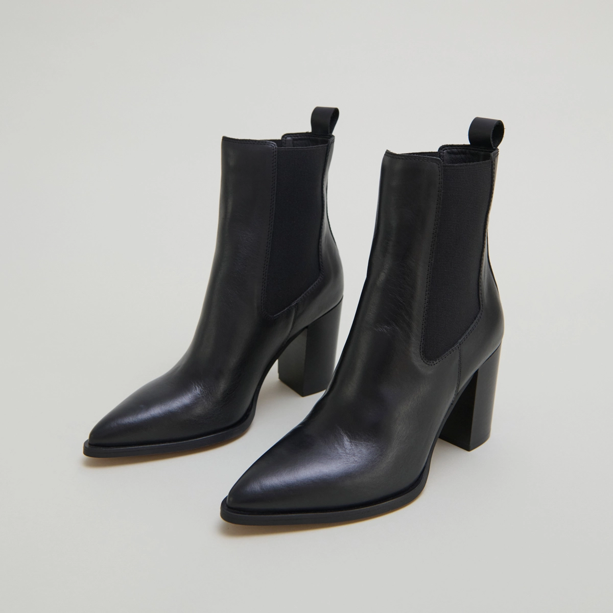 Heeled ankle boots with elastics in black leather | PEPITA