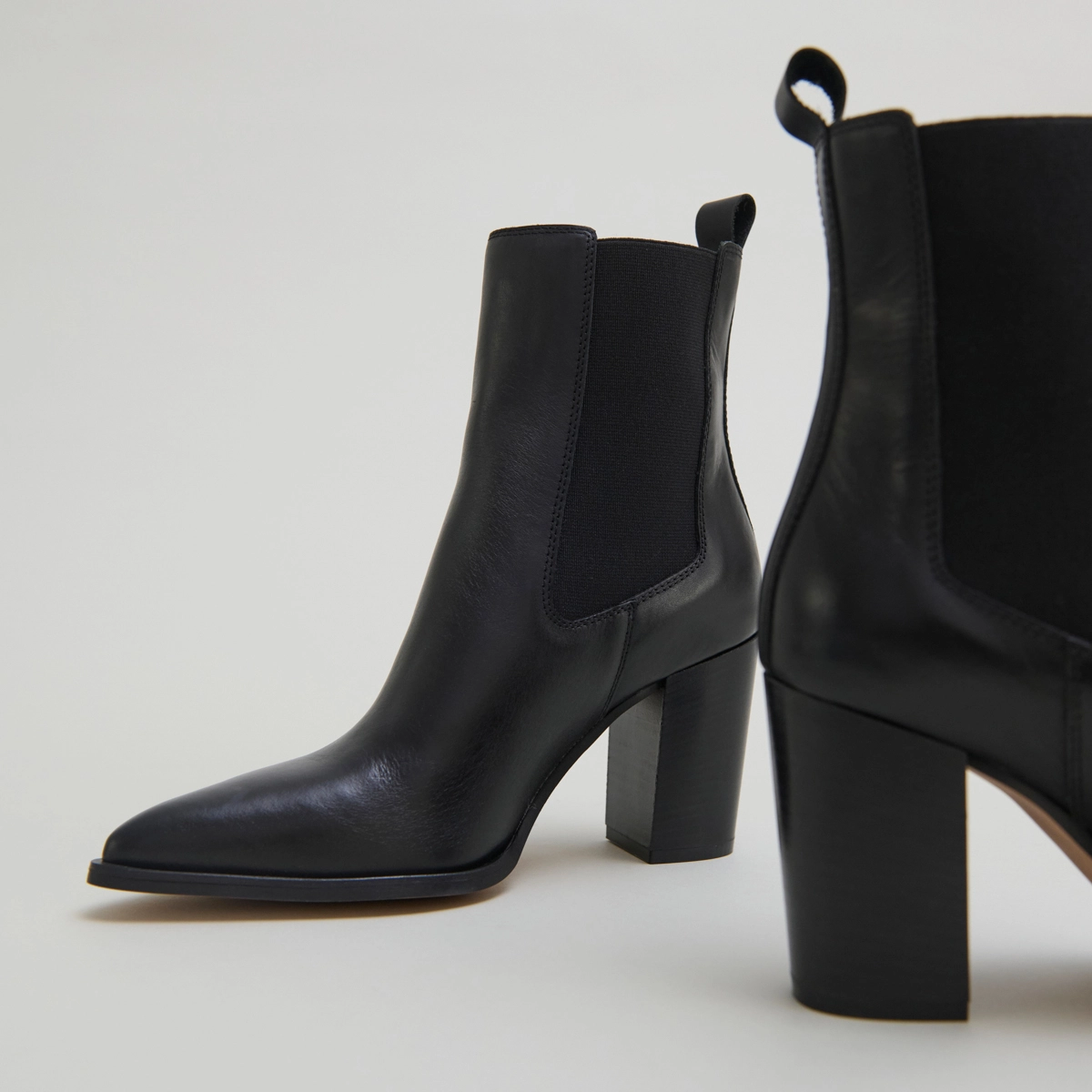 Heeled ankle boots with elastics in black leather | PEPITA