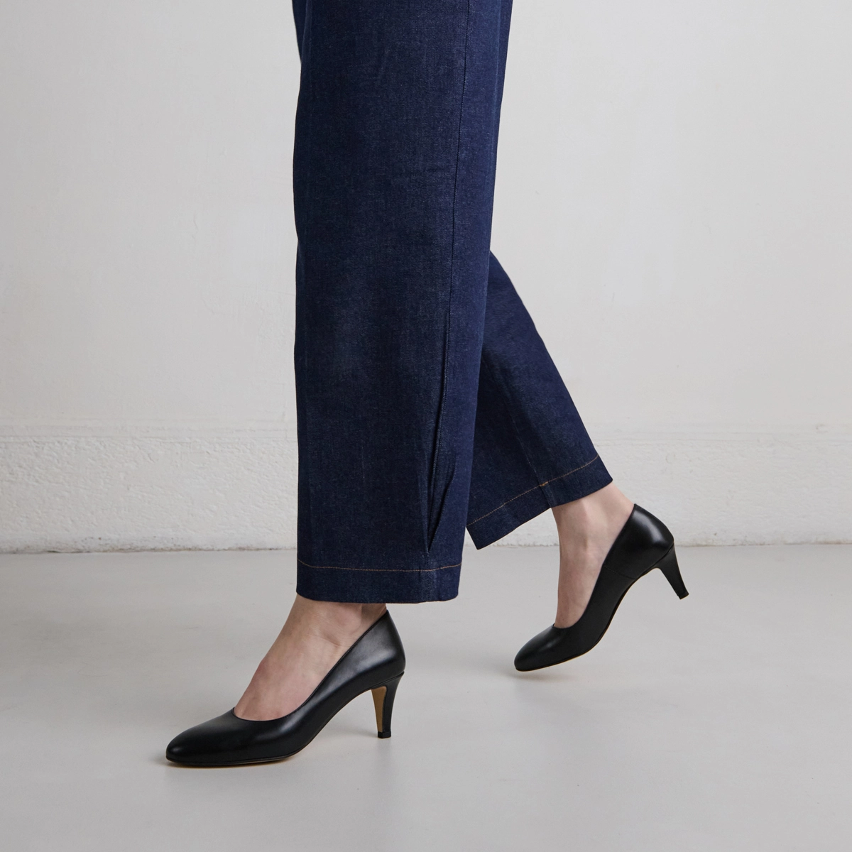 Round-toed pumps in black leather | VELIA