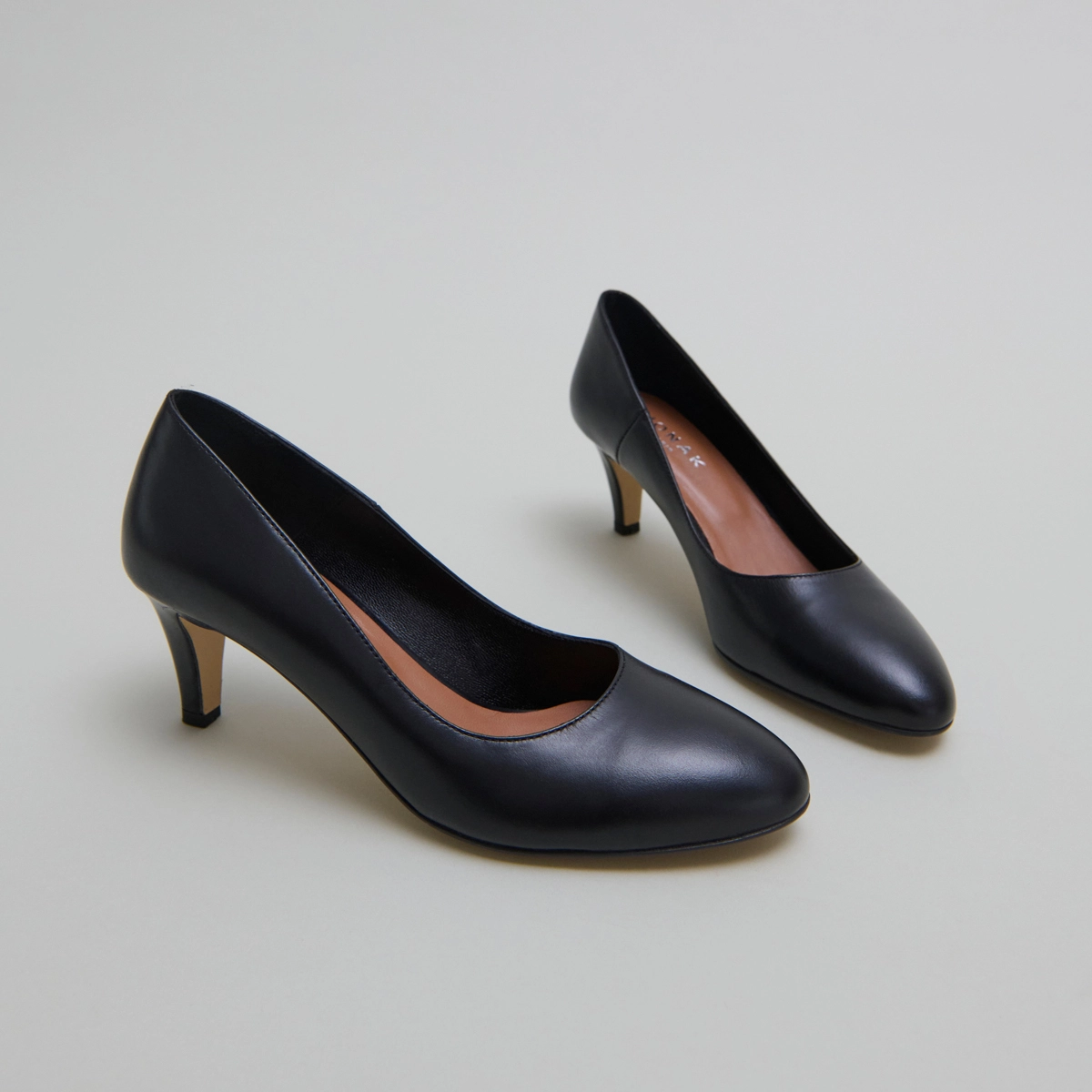 Round-toed pumps in black leather | VELIA