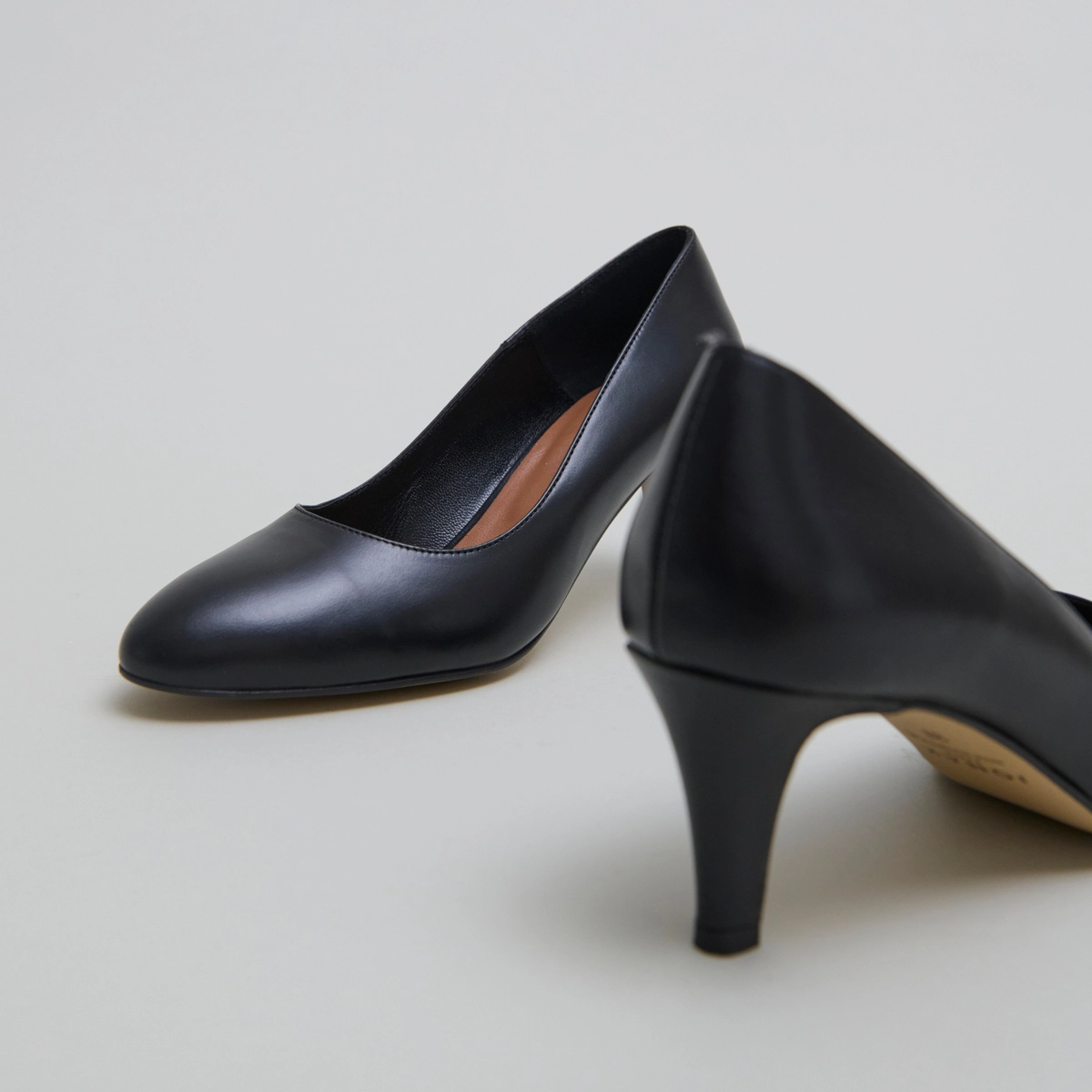 Round-toed pumps in black leather | VELIA
