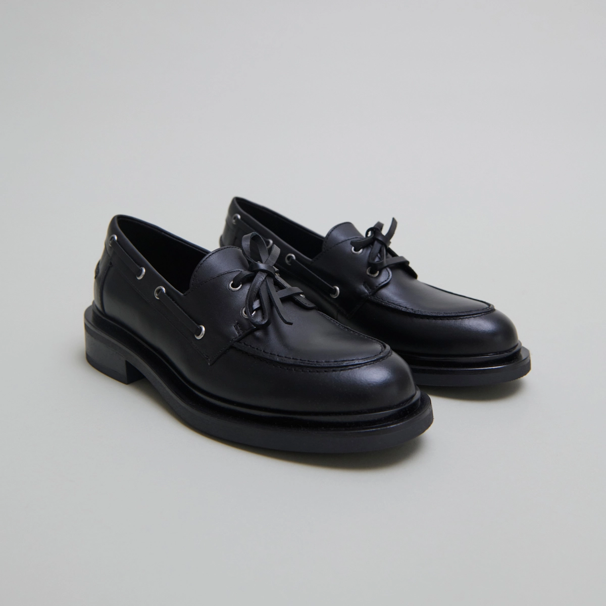 Thick lace-up Derbies in black leather | PAOLO