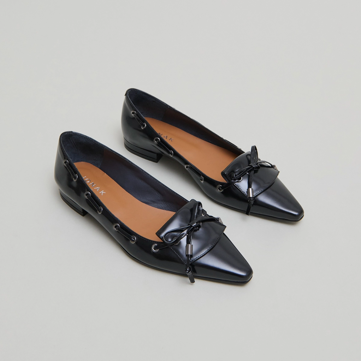 Lace-up ballet flats in black glazed leather | DYNAMO