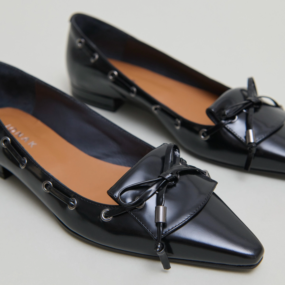 Lace-up ballet flats in black glazed leather | DYNAMO