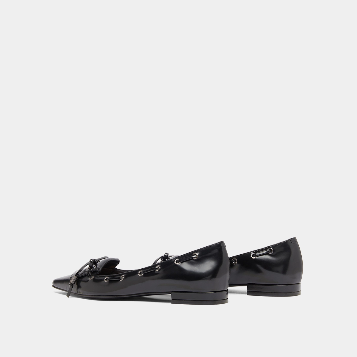 Lace-up ballet flats in black glazed leather | DYNAMO