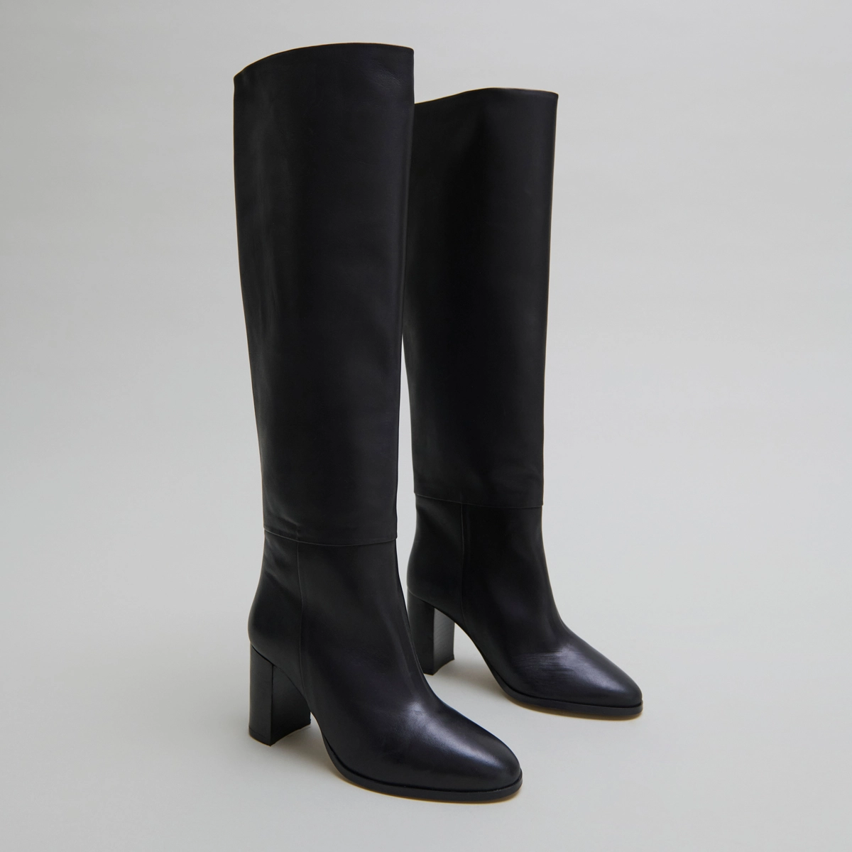 High boots with rounded toes in black leather | VENTURA