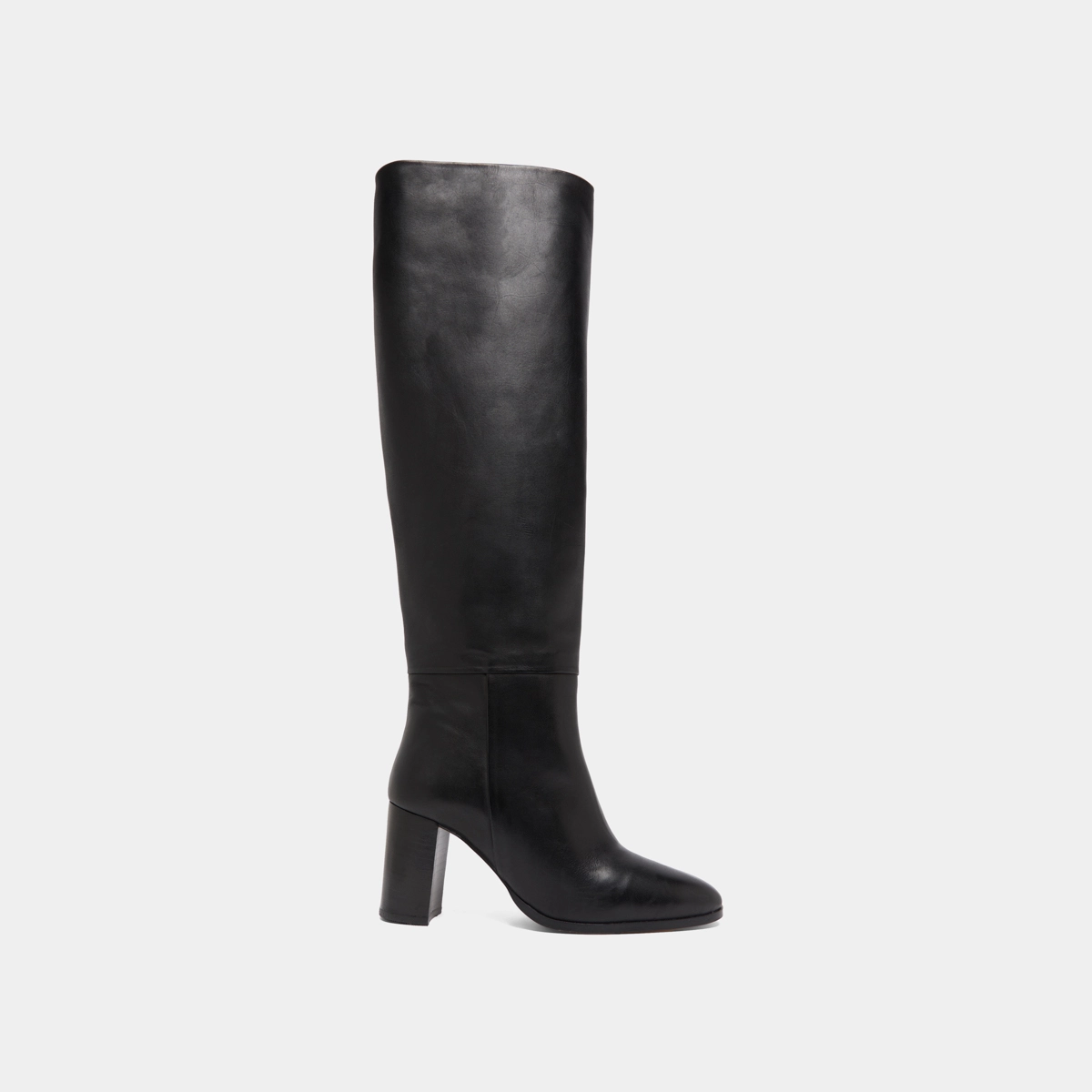 High boots with rounded toes in black leather | VENTURA