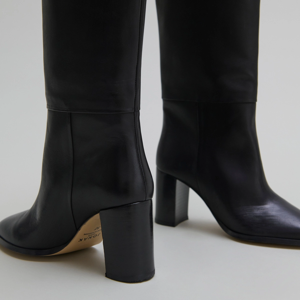 High boots with rounded toes in black leather | VENTURA