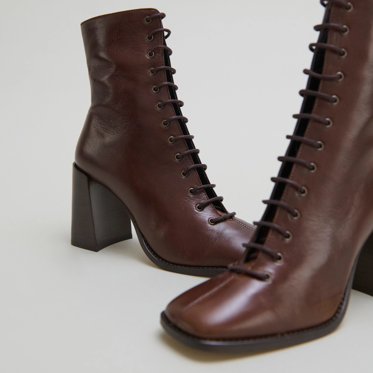 Heeled ankle boots with laces in brown distressed leather | VANDELLE