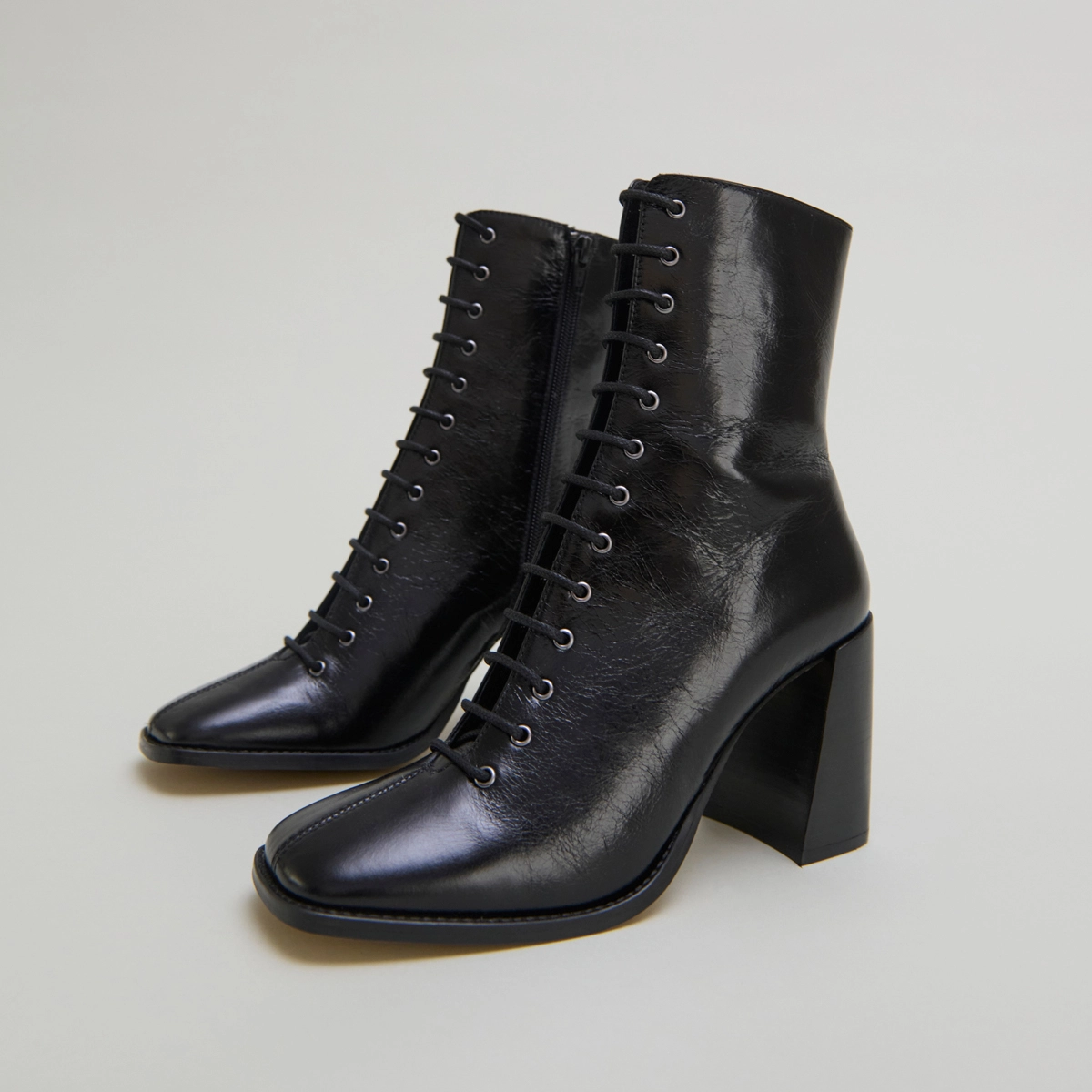 Heeled ankle boots with laces in black distressed leather | VANDELLE