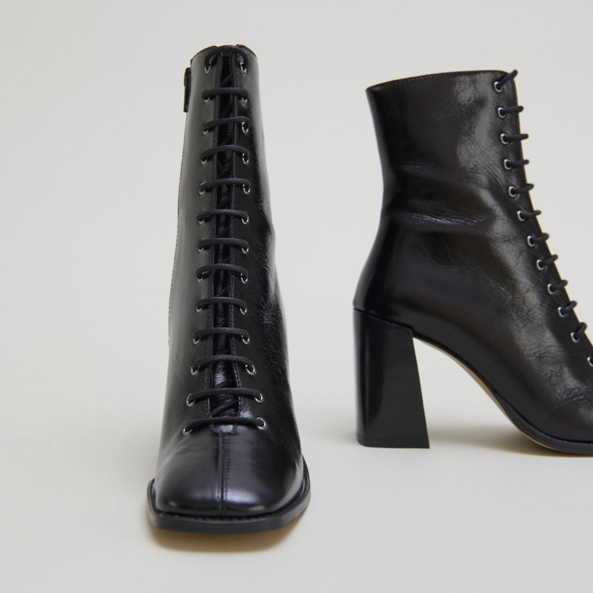 Heeled ankle boots with laces in black distressed leather | VANDELLE