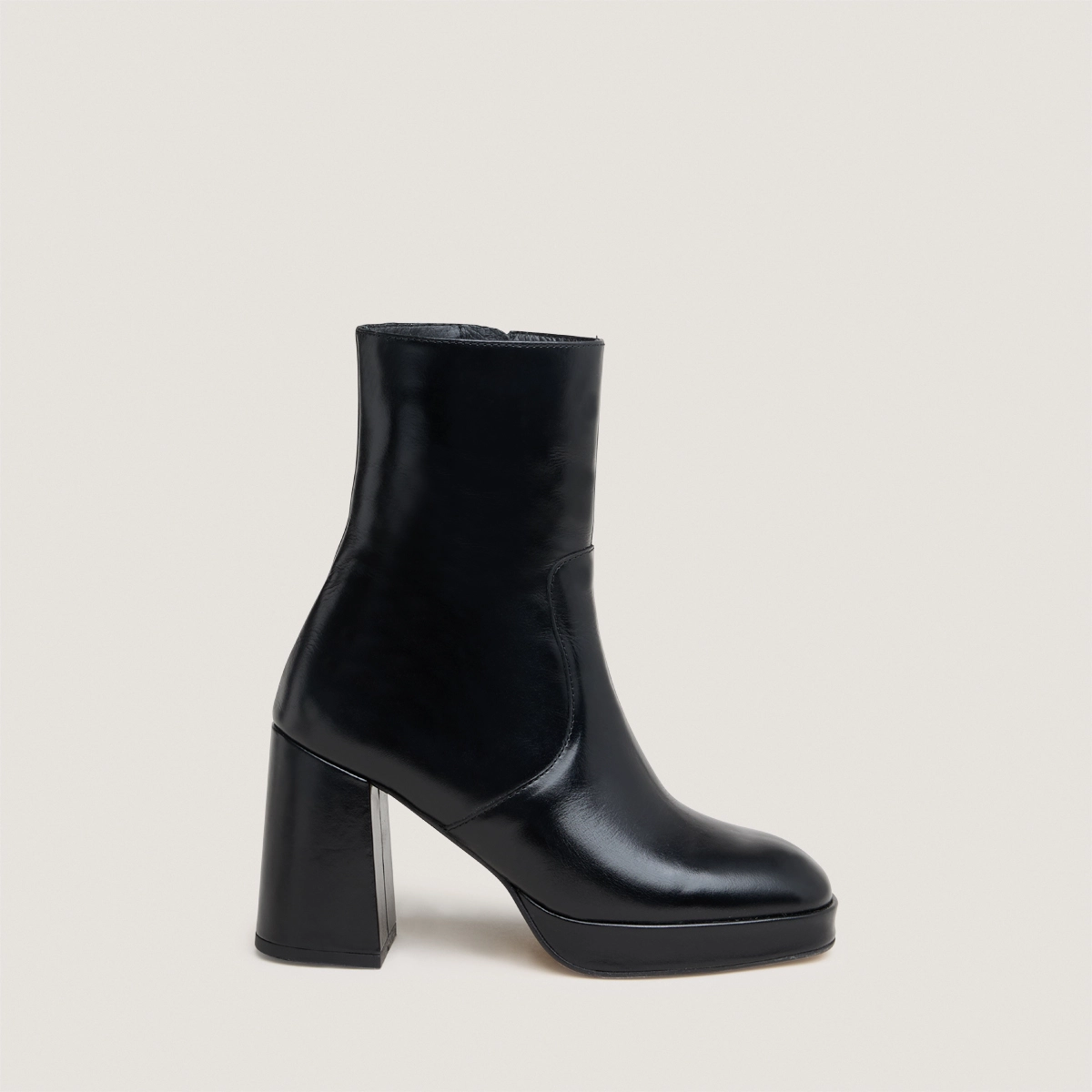 Heeled ankle boots with square toes in black leather | VESNA