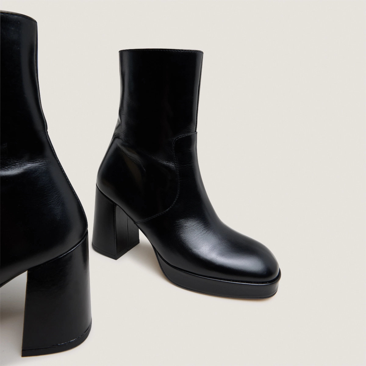 Heeled ankle boots with square toes in black leather | VESNA