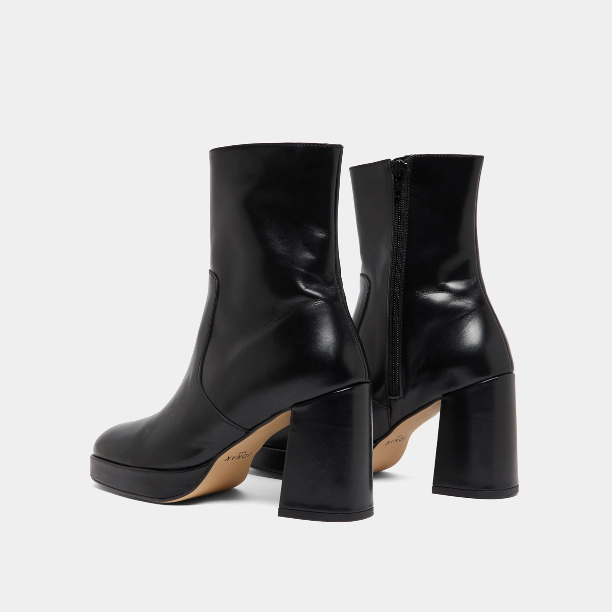 Heeled ankle boots with square toes in black leather | VESNA