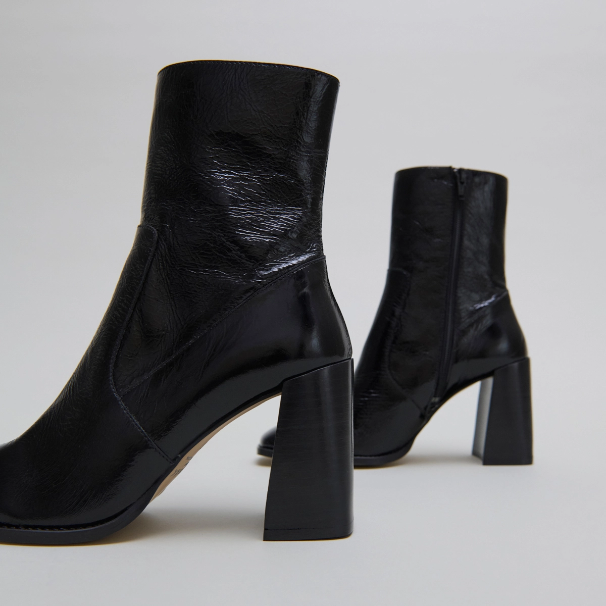 Heeled ankle boots with square toes in black shiny leather | VIDAL