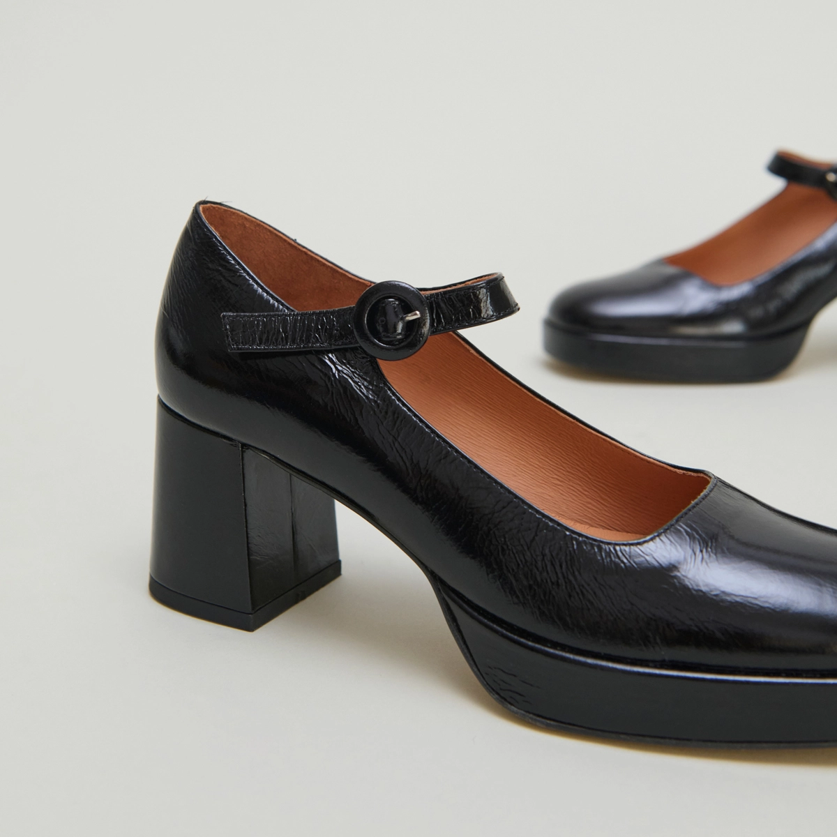 Babies with heels and unique straps in black shiny leather | VUELO